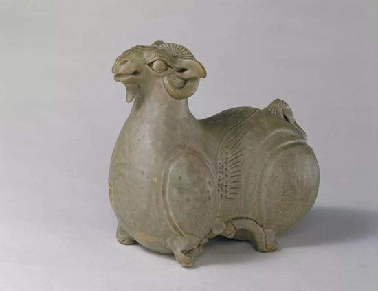 西晋青釉羊，现藏北京故宫博物院