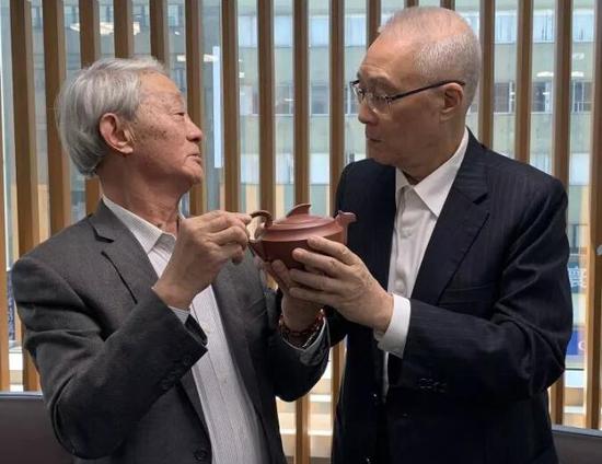中国国民党主席吴敦义(右)和程辉大师研赏《和平万岁》紫砂壶