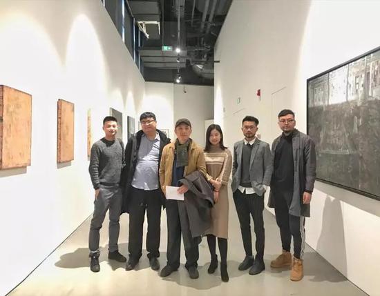 (从左到右)艺术家刘建明、策展人李国华、艺术批评家顾丞峰、执行策展人黄夏、艺术家郑龙一海、艺术家杜荣坤
