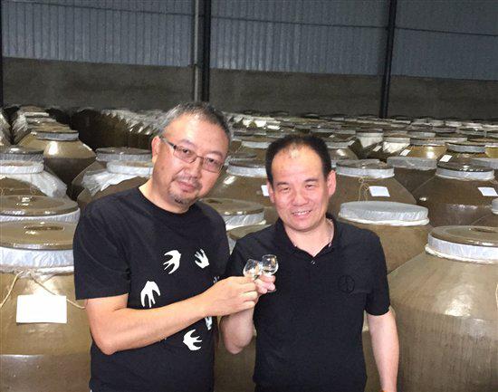红山文化研究会成员品鉴九暹酒