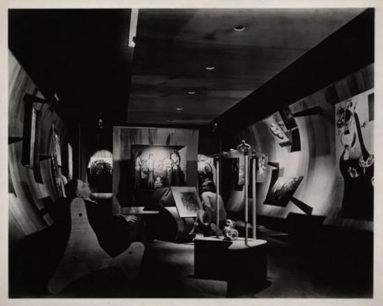 1942年由基斯勒设计的纽约古根海姆博物馆世纪艺术展