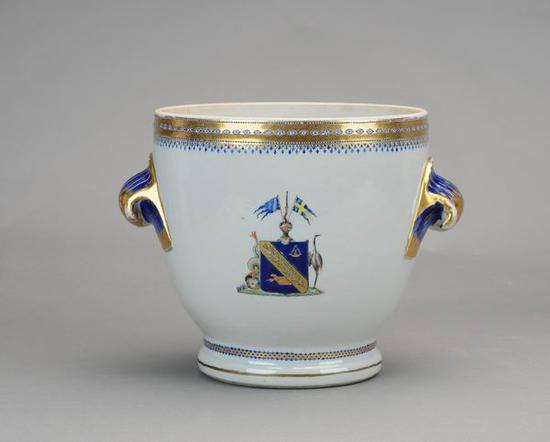 广彩章双耳冰酒桶，清乾隆（1736-1795） 广州博物馆藏