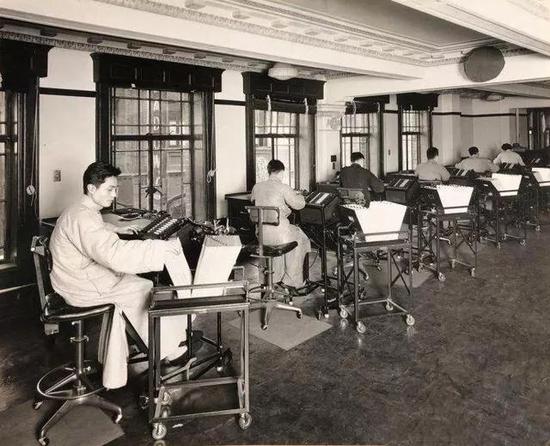 1932年3月30日,上海商业储蓄银行内使用巴勒斯簿记机的场景