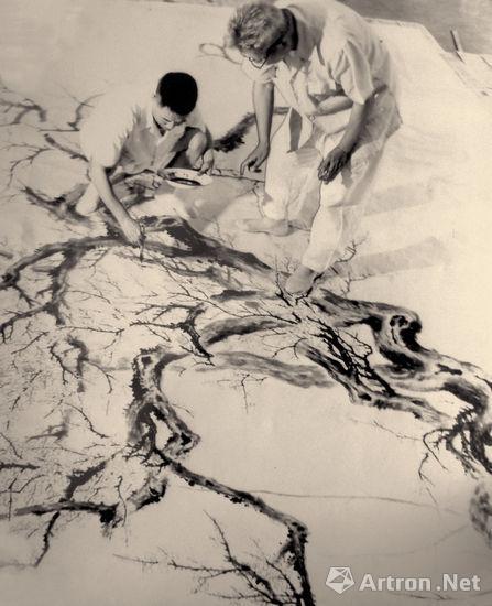 附图3.1959年贺天健（左）与江寒汀为人民大会堂合作巨幅画