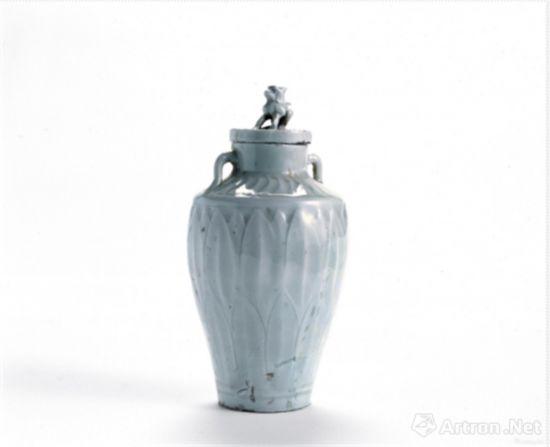 狮钮盖莲瓣纹双系白瓷瓶 高14、底径4.1厘米 辽（916~1125年）