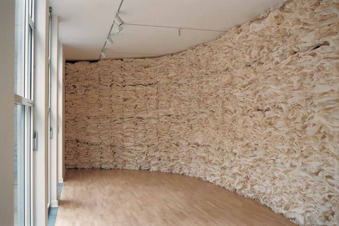 《面壁》，装置：宣纸，竹架，尺寸可变，克鲁勃美术馆，柏林，1996