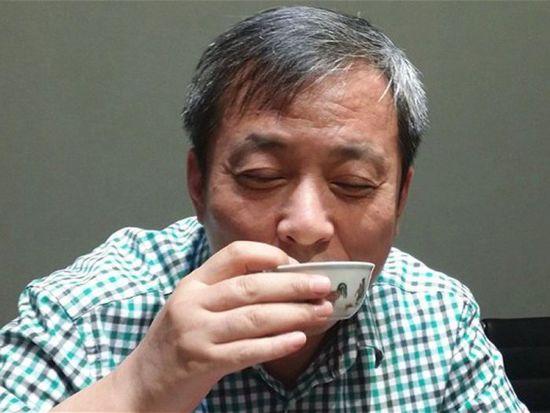刘益谦使用价值3630万美元（约合人民币2.3亿）的玫茵堂鸡缸杯饮茶图片：courtesy Sotheby's.