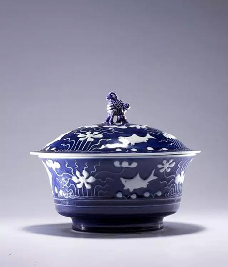 清雍正 蓝釉堆白刻鱼藻纹盉式盖碗