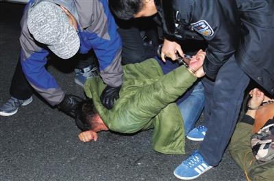 11月18日凌晨，京藏高速昌平路段，警方将盗窃延庆县数栋别墅得手，正在返回途中的嫌疑人控制。警方供图
