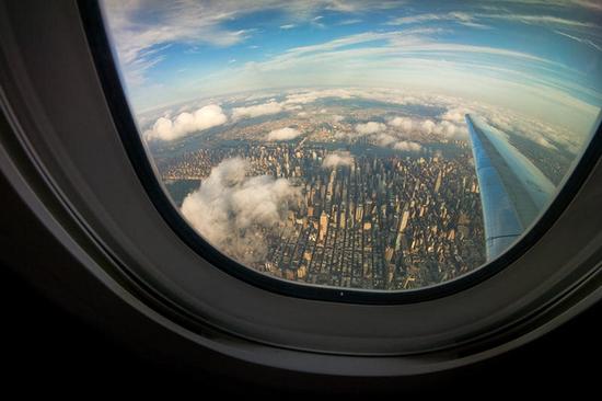 天际俯瞰:飞机窗口外的美景