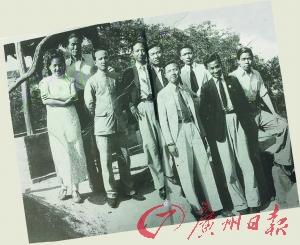 1940年，文物考察团成员在重庆合影（左一何正璜、左二王子云后结为夫妻，右二为姚继勋，右四为雷震）。