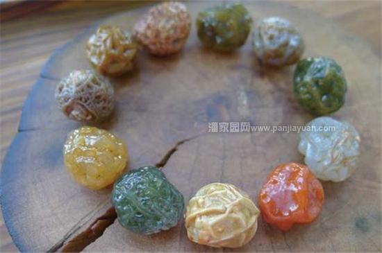 戈壁玛瑙,是戈壁石的一种。主要产自我国新疆地区。质地莹润润,表皮风化后,细腻光洁。按产地分为大滩玛瑙,银根玛瑙等。