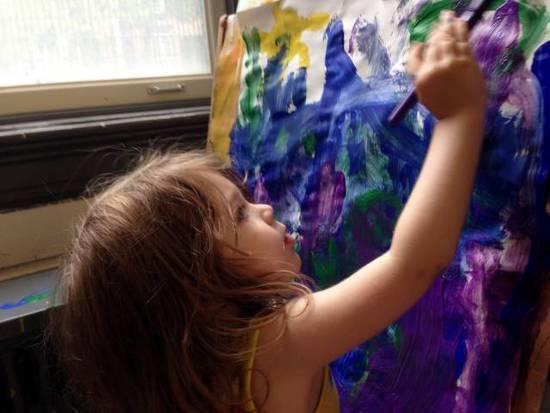 她把3岁女儿的涂鸦变成美丽画作  最有爱的艺术合作
