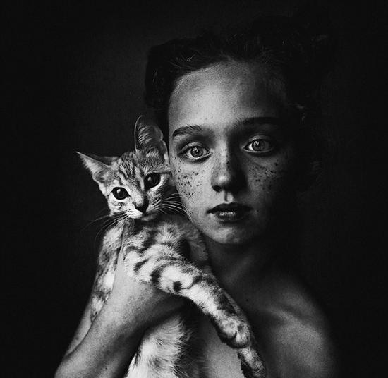 一个长得像猫一样的小女孩。摄影：俄罗斯Uliana Kharinova。