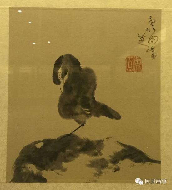 他在个山小像上题辞说自己“手足无措”。
