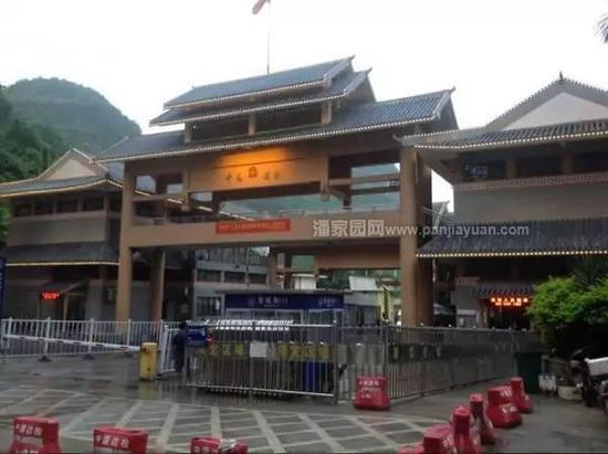广西浦寨是中越边境最大的边贸口岸,位于中越边界15号界碑我方侧。在开发建设浦寨之前,这里仅是一个名不见经传的小村寨,居住着18户人家共100多人。1992年广西开始开发建设浦寨,现在建有近千个商业铺面,是国内最大的紫檀批发市场。