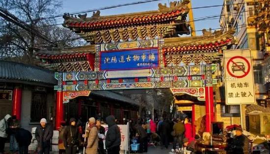 天津人不仅仅是哏儿,而且也爱玩,冬天玩虫,夏天玩核,天津人玩的热情,玩的豪放。天津人是文玩核桃另外一个起源地之一,同样也是文玩葫芦的起源之一。