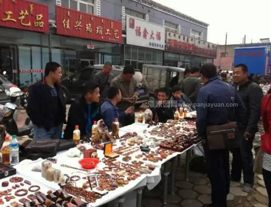 目前专业批发战国红的大市场是辽宁省阜新市十家子镇,逢阳历的3、6、9都是当地的大集、、平时的时候也有固定摊位、市场内卖的主要是来自周围的加工战国红及玛瑙的工厂货源。