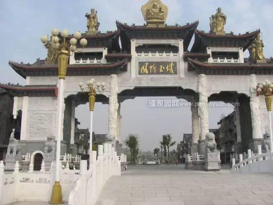 全国范围内的玉石集散地真不少,广州、佛山、揭阳、腾冲等都是大的翡翠批发地,新疆乌市是白玉批发地,辽宁鞍山岫岩县是岫岩玉批发地,但要说规模最大、玉器品种最全,还是河南南阳镇平石佛寺玉器集散地。镇平石佛寺批发的玉器种类包含新疆白玉、缅甸翡翠、南阳独山玉、辽宁岫岩玉等各玉种。