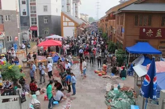 国内最大的凉山南红产地和市场,在2009年的凉山南红刚刚出现的时候,全国各地的南红商人蜂拥而至到美姑县,过量的玛瑙开采,破坏了现有的凉山地貌,所以这几年凉山美姑县已经禁止随便私采南红了。