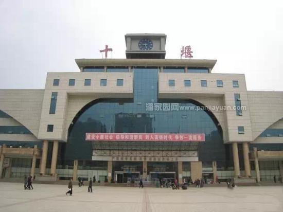 刚才说完了广州,现在聊聊湖北十堰——国内绿松石最大的产地和批发地。湖北的松石确实比北京的便宜,而且便宜不少。再补充一句湖北十堰不仅仅产绿松石,还是个风景秀丽的好地方。