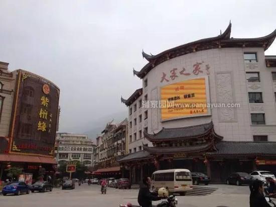 福建仙游是全国中高端红木与家具的供销基地。当地的红木家具企业近3000家,以生产加工红酸枝、紫檀、黄花梨三大名贵材料家具为主,发展中高档家具的制作和销售,明清古典家具独占鳌头,产品远销全国各省市区。除了家具,仙游也是各大木质手串的生产和加工基地。