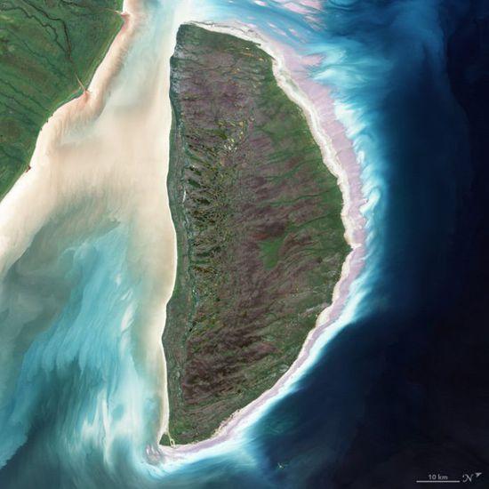 Landsat 7上的增强型专题制图仪在2000年8月9日拍下了这幅詹姆斯湾Akimiski Island的照片 图片:courtesy NASA, caption by Adam Voiland.