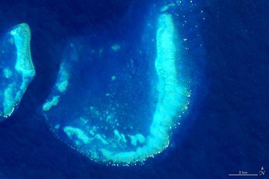 Landsat 8上的陆地成像仪在2015年7月17日拍摄下了澳大利亚顿斯维尔附近的Trunk Reef珊瑚礁照片。 图片:courtesy NASA, caption by Adam Voiland.