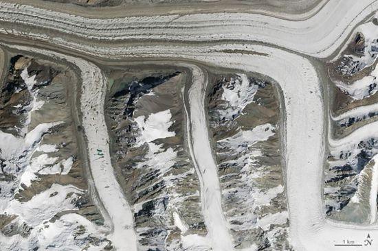 Landsat 8上的陆地成像仪在2015年8月14日拍下了这幅吉尔吉斯坦东北部的天山冰川的照片。中间隆起的部分叫做中碛,这是冰川学者们来形容冰川当中隆起的沉淀物的专有名词。 图片:courtesy NASA, caption by Adam Voiland.
