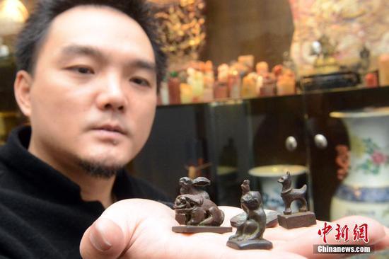 1月5日,中国寿山石研究会常务理事、福建资深收藏家林昊在福州展示他多年潜心收藏的跨越近千年的十二生肖铜纽印章。据介绍,该套十二生肖铜纽印章,年代跨度从宋代至清代,不仅十二生肖栩栩如生,而且每枚印章都刻有不同内容的篆文,具有极高的审美及人文价值。