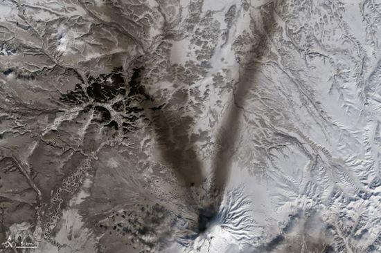 Landsat 8 上的陆地成像仪在2015年3月23日拍下了俄国勘察加半岛上的思维纳施火山——世界上最大、最活跃的火山——周围雪地上的火山灰所形成的V字。 图片:courtesy NASA, caption by Adam Voiland.
