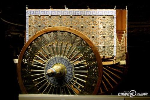 “豪车”车体上装点着各类金银珠宝饰品,装饰极尽奢华。 点击进入下一页