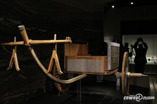 按照甘肃马家塬出土车辆遗骸复原的“中国古代第一豪车”。 点击进入下一页