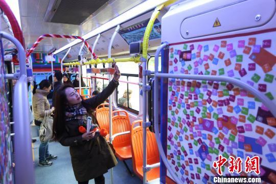 “35路声音美术馆”上,司机后面的地方放有五六百枚彩色冰箱贴 泱波 摄