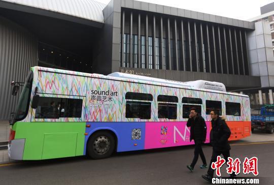 由英国多媒体艺术家米拉?卡利克斯带着她的73位中国学生制作的南京“35路声音美术馆”运行,这辆公交车的外表被绿、蓝、粉、橘四色涂满,并写着声音艺术。 泱波 摄