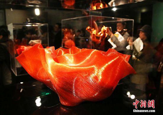 1月12日，被誉为美国玻璃艺术天后的图兹·詹斯基在上海琉璃艺术博物馆举行其首次中国个展，20件最新力作诠释了《极光之舞》的主题，作者独一无二的“热熔玻璃丝”技巧，使玻璃呈现出“未曾见过的光与色”，让当地专家赞叹，同时也吸引众人观赏。华人琉璃艺术家杨惠姗和张毅认为，作者拿捏温度、掌控塑形、表现颜色和排列玻璃丝……堪称完美绝伦，作品真可谓是美国玻璃艺术的巅峰之作。图兹·詹斯基是首位获得纽约现代艺术博物馆收藏作品的玻璃艺术家，在该博物馆20万件藏品中，仅有的玻璃艺术品即是图兹·詹斯基的创作。此外，全球更有超过70家著名博物馆典藏她的作品。潘索菲