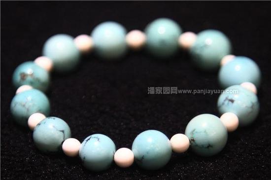 绿松石因其美丽的颜色和花纹深受古今中外人们的喜爱,随着玉石市场的发展,绿松石的仿制品也跃跃欲试,开始蒙骗消费者,注胶是最常见的,而且只能靠专业仪器才能检验,其次就是用菱镁矿染色,还有用树脂仿制。