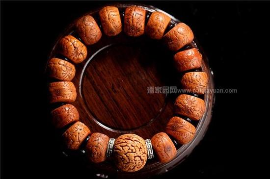 文玩圈中使用其他籽来冒充小凤眼已经不是秘密了,凤眼菩提的价格是尺寸越小的越贵,,而酸枣核尺寸小的很多,而且有些酸枣核价格稍微便宜一点,所以有些人把酸枣核冒充凤眼卖。