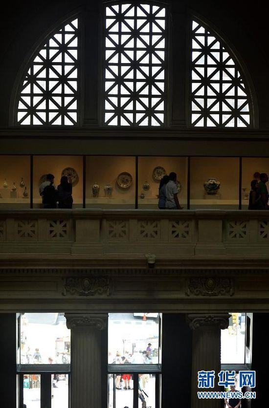 7月28日，参观者在美国纽约大都会艺术博物馆中国瓷器展厅前参观。当日，纽约大都会艺术博物馆宣布，该馆2014-2015财政年度参观者超过630万人次，是该馆有统计数据以来的最高参观人数。纽约大都会艺术博物馆是世界上最大的艺术博物馆之一，成立于1870年，馆藏艺术品超过200万件。新华社记者王雷摄