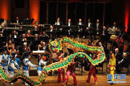 2012年1月24日，中外演员在美国纽约林肯中心举行的庆祝中国春节的音乐会上表演《龙舞》。当天，纽约爱乐乐团在纽约林肯中心举办庆祝中国农历新年的音乐会，钢琴家郎朗、纽约爱乐首席双簧管王亮、笛子演奏家唐俊乔以及来自中国呼伦贝尔大草原的“五彩呼伦贝尔”儿童合唱团等同台演出。新华社记者王雷摄