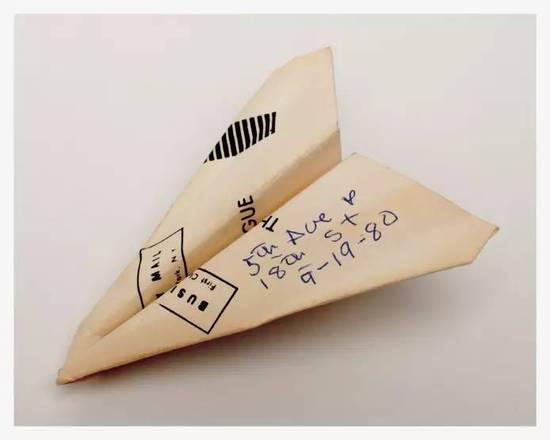 他用22年在纽约写字楼前捡回了600架纸飞机