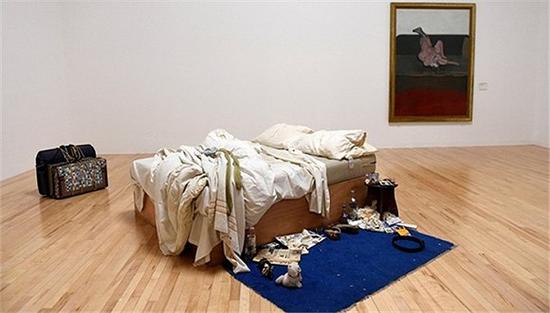 由英国艺术家翠西·艾敏（Tracey Emin）创作的“概念艺术”作品《床》。