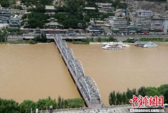 图为:百年兰州中山桥资料图。 钟欣 摄 图为:百年兰州中山桥资料图。 钟欣 摄