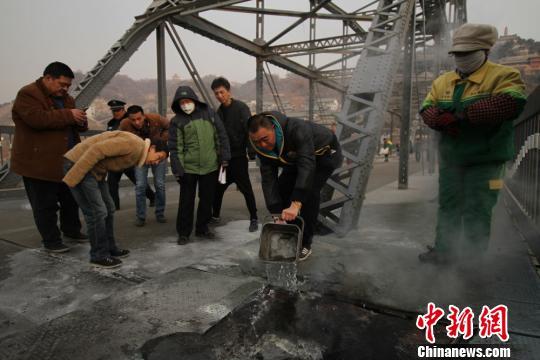 “兰州标志性建筑”百年黄河桥枕木小面积失火(图)