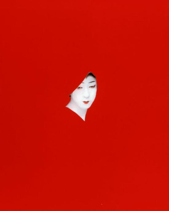 萨拉·查尔斯沃斯,《红面具》(Sarah Charlesworth, Red Mask),1983 她的个人回顾展于2015年6月24日-9月20日在新美术馆举行。
