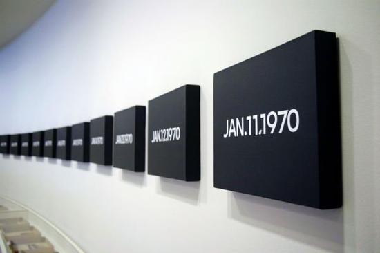 河源温的《今日》(Today)画作系列。他的回顾展于2015年3月6日-5月13日在古根海姆美术馆举行。