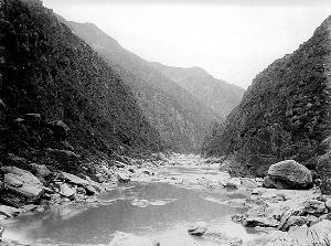 1936年,张佐周拍摄的“石门对石虎”