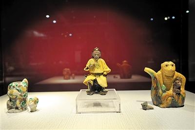 重庆中国三峡博物馆展出的猴类文物。