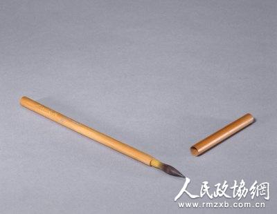 白潢恭进天子万年笔 笔管上方阴识填金楷书“天子万年”四字,下方缀注填蓝楷书“臣白潢恭进”。 白潢恭进天子万年笔 笔管上方阴识填金楷书“天子万年”四字,下方缀注填蓝楷书“臣白潢恭进”。