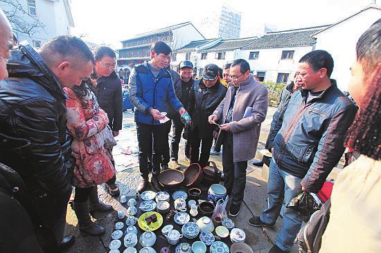 2015年,对于整个艺术品收藏来说是跌宕起伏的一年,行情整体惨淡。成交量依然低迷,这就如一记响钟提醒人们:艺术品收藏的寒冬还未结束。